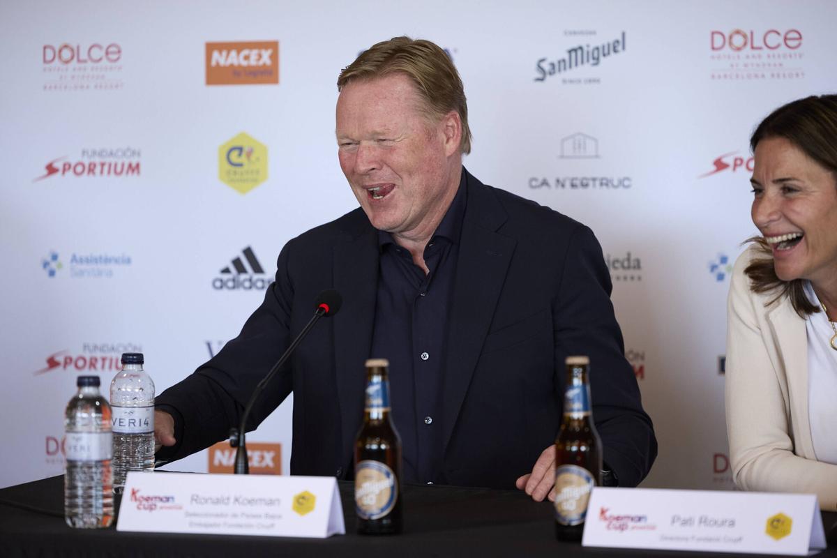 Ronald Koeman y Pati Roura, la directora de la Fundación Johan Cruyff.