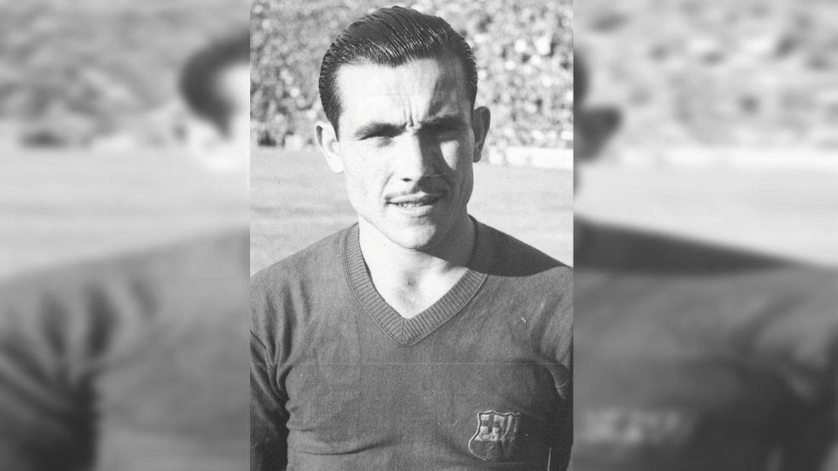 Una imagen de Salvador Sagrera con la camiseta del FC Barcelona. Siempre con su fino bigote, moda de la época, y el pelo engominado