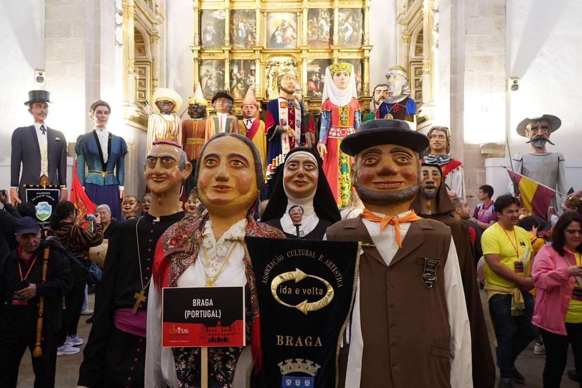 Encuentro de gigantes y cabezudos Encuentro de gigantes y cabezudos