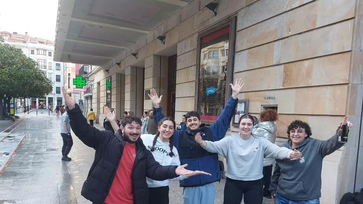 Largas colas en el teatro Jovellanos de Gijón para conseguir entradas para el concurso de charangas del Antroxu: "Merece mucho la pena la espera"