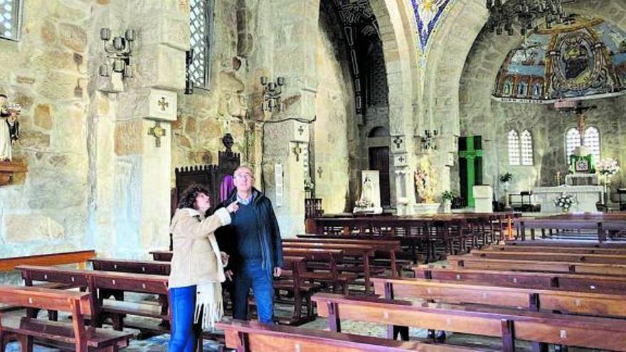 El alcalde de Nigrán, Juan González, y la diputada socialista Leticia Gallego observan el deterioro del templo.