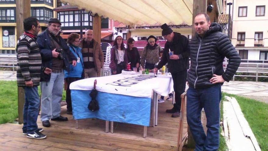 Los organizadores, preparando las pancartas, ayer, en Llanes.