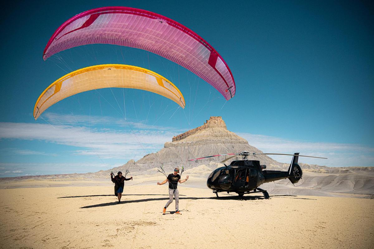 Dues persones amb parapents de Niviuk.