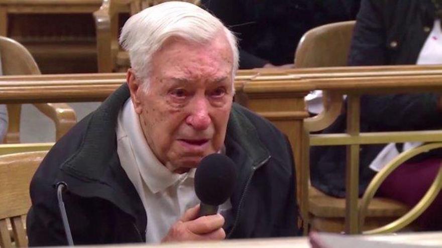 Así perdonó un juez a un hombre de 96 años que llevaba a su hijo de 63 con cáncer al médico