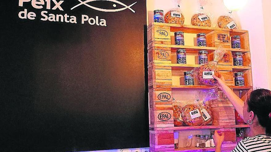 El establecimiento donde trabaja Andrea Busin está dedicado al Peix de Santa Pola y presenta todos sus productos, desde pescado al propio caldo.