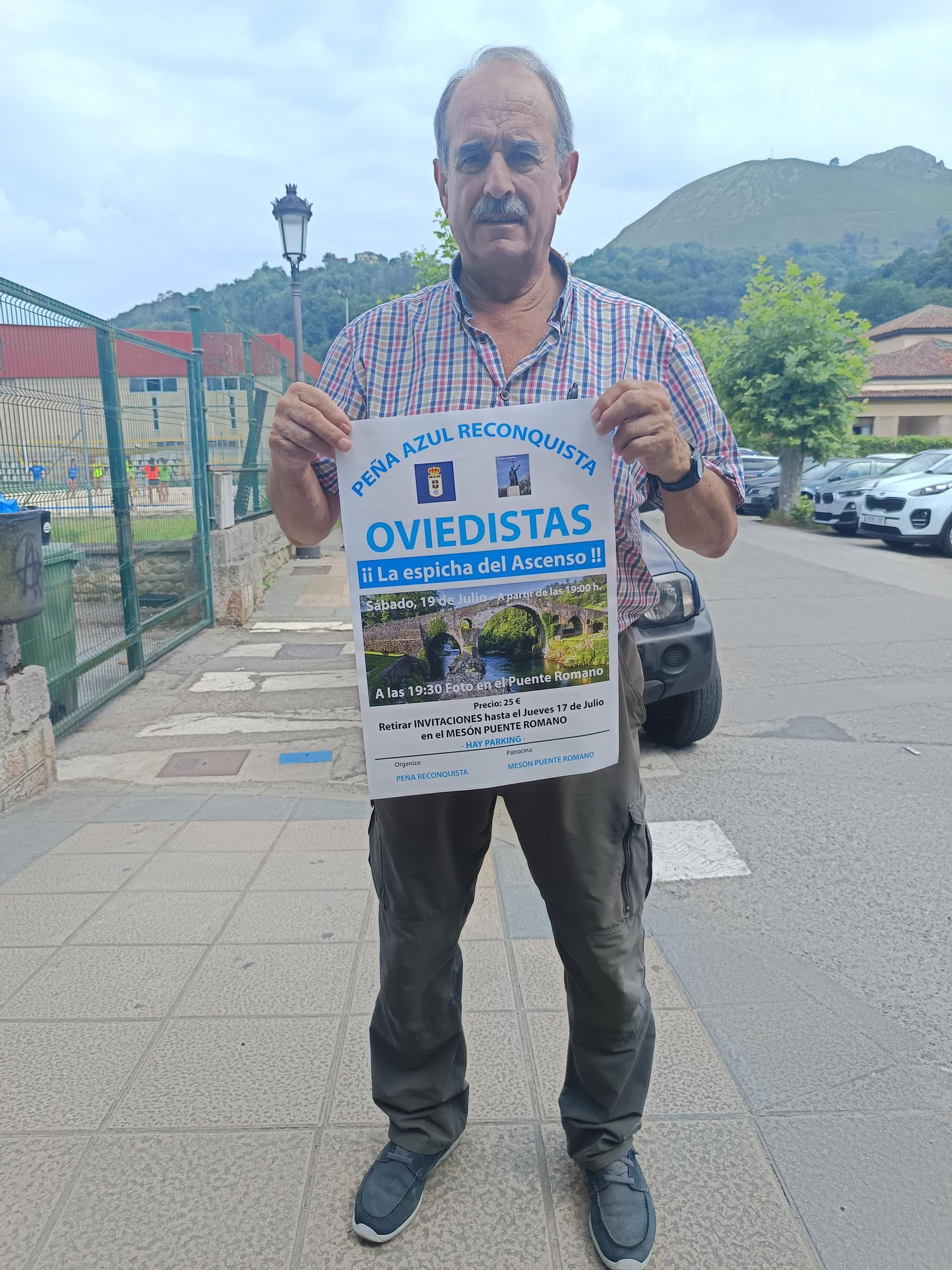 Luisma González, portando el cartel que anuncia la espicha del ascenso.