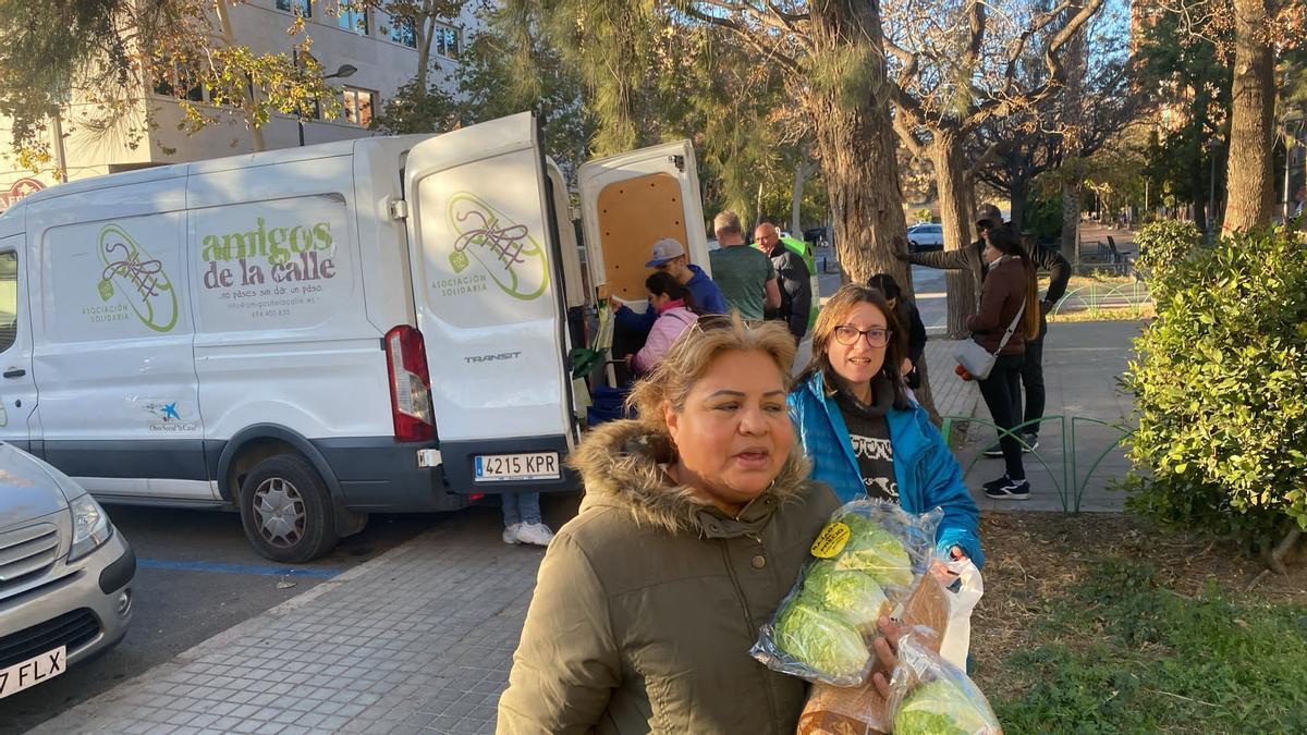 Suspenden un reparto de comida a familias necesitadas en València por "no tener permiso"