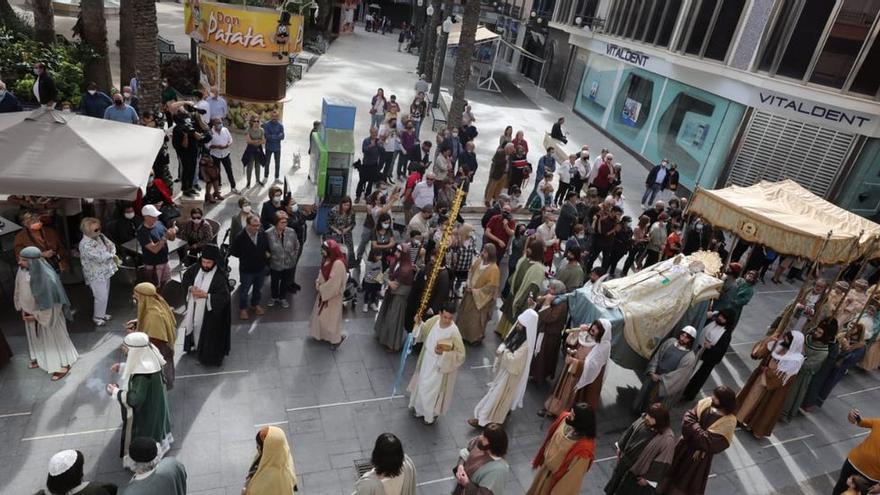 Cientos de ilicitanos muestran su pasión por la Patrona en la primera procesión-entierro por la Corredora peatonal