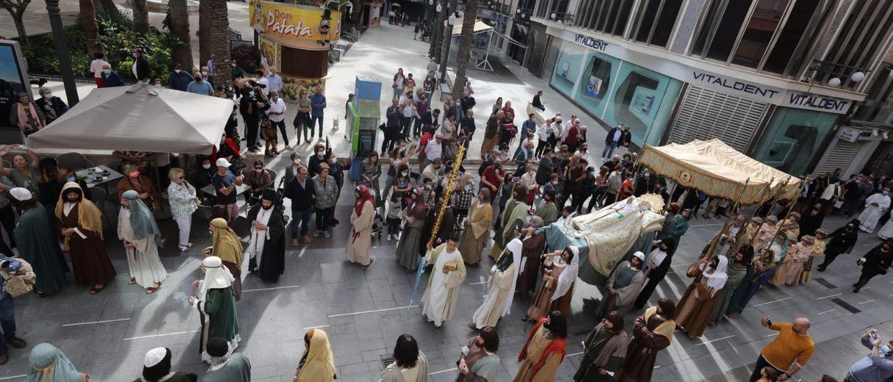 Cientos de ilicitanos muestran su pasión por la Patrona en la primera procesión-entierro por la Corredora peatonal