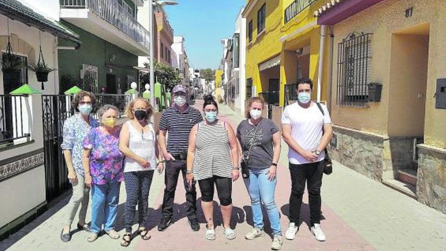 Vecinos y dirigentes vecinales de Pedregalejo, la semana pasada en la calle Pepote.