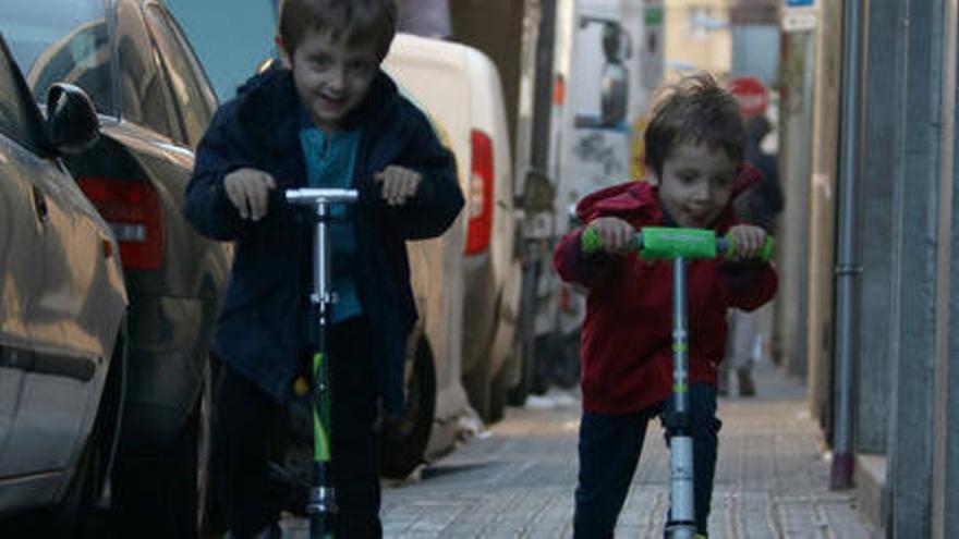 Alerten que les sabates amb rodes o els patinets poden ser perjudicials per als nens