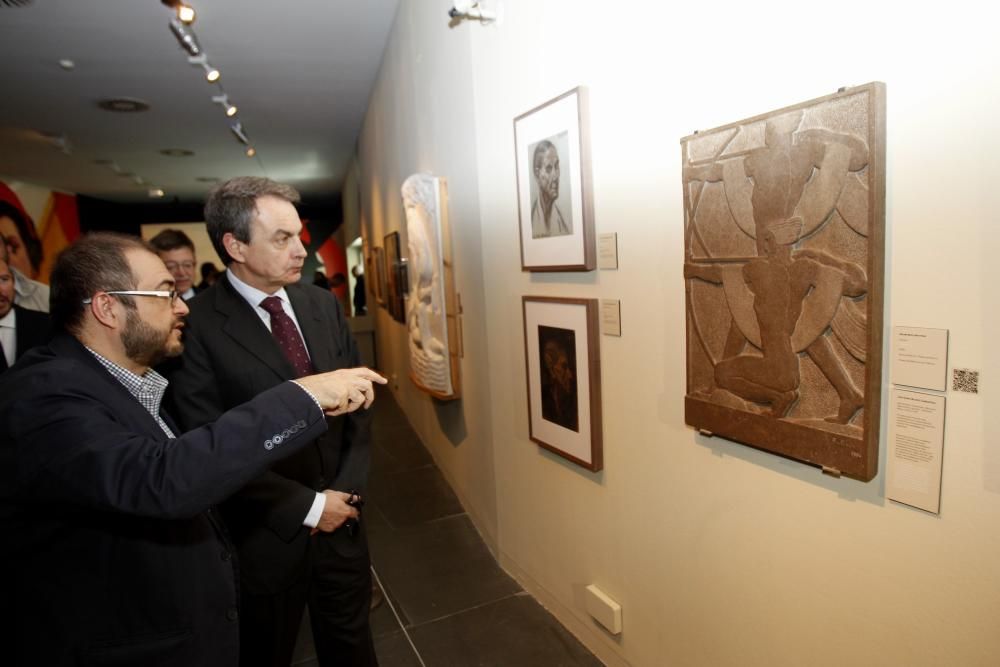 Zapatero y Puig visitan la exposición sobre la República en el MUVIN