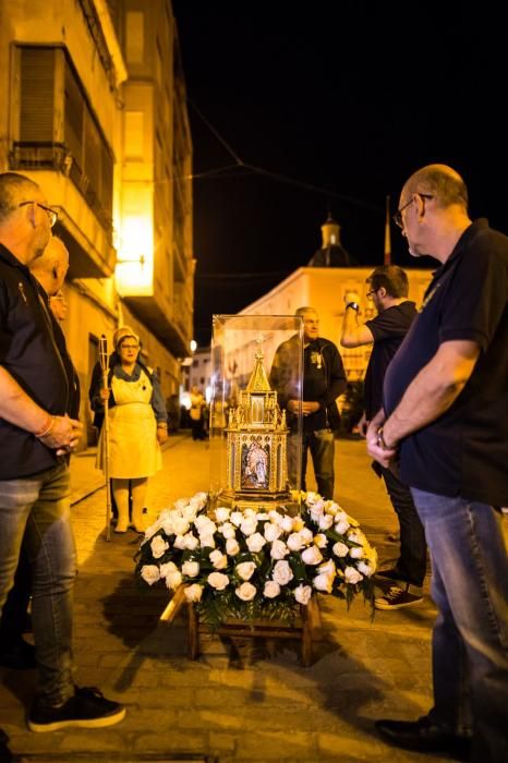 Decenas de personas reciben las reliquias de Santa Bernadette con esperanza de buscar curación o alivio a sus males en la Santa Iglesia Catedral de Orihuela