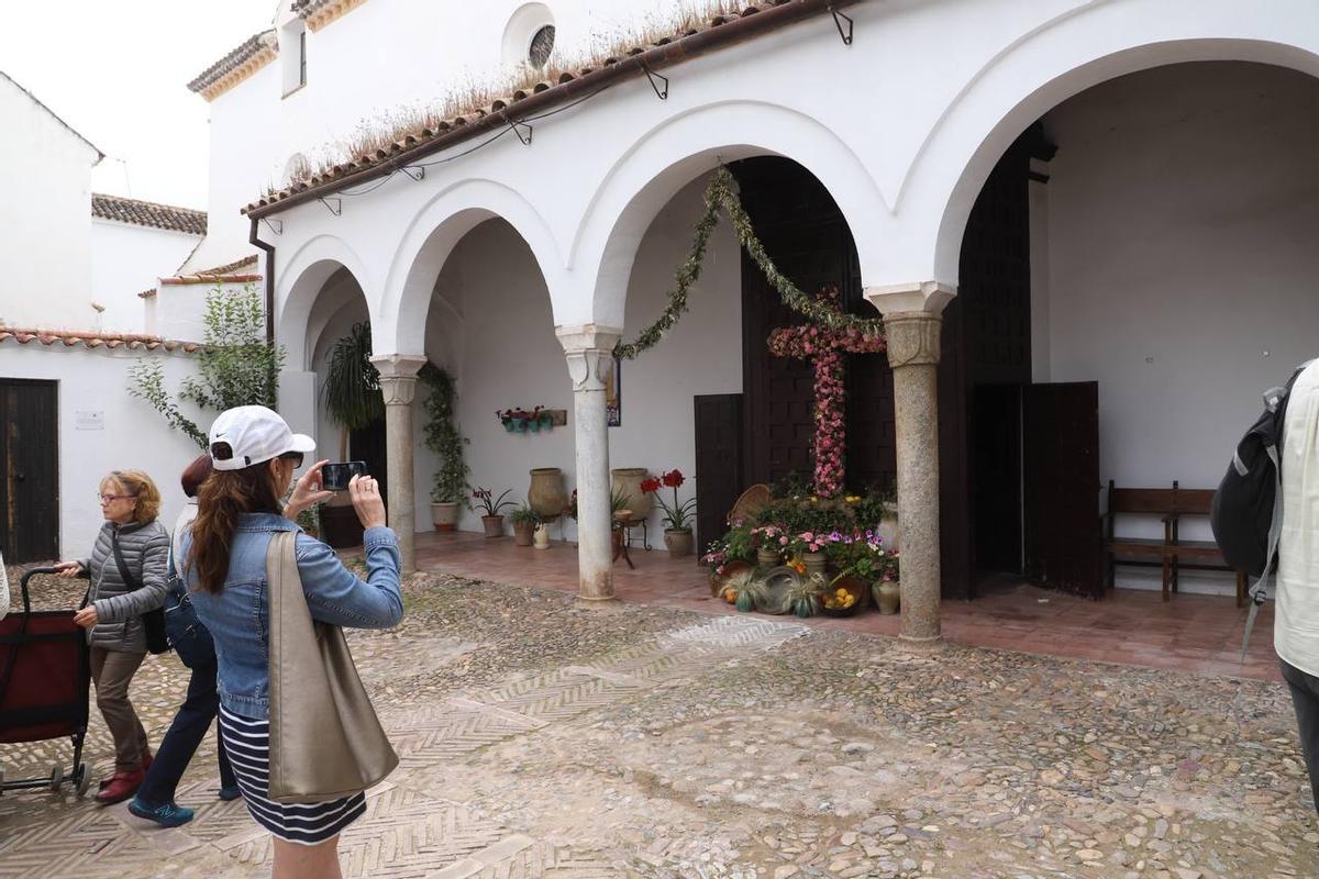 Patio del convento de Santa Cruz, con la cruz de mayo en la entrada de la iglesia.