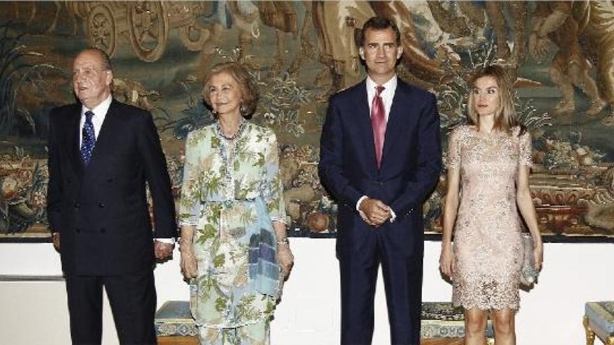 La familia real, anoche, en la tradicional cena ofrecida a las autoridades baleares en el palacio de la Almudaina de Mallorca.