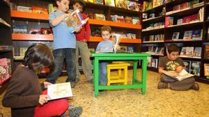 Niños leyendo cuentos en una librería. 
