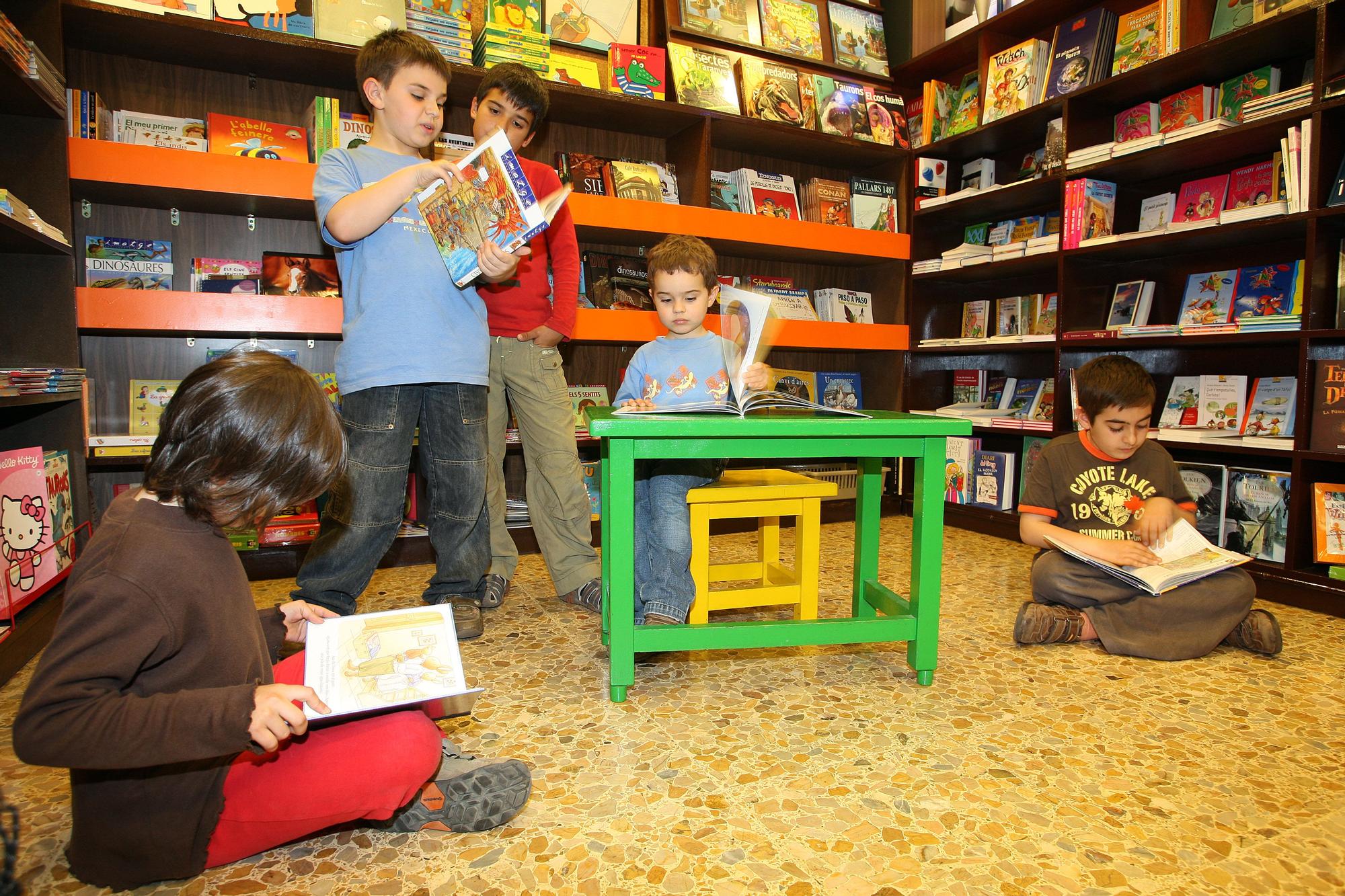 Niños leyendo cuentos en una librería