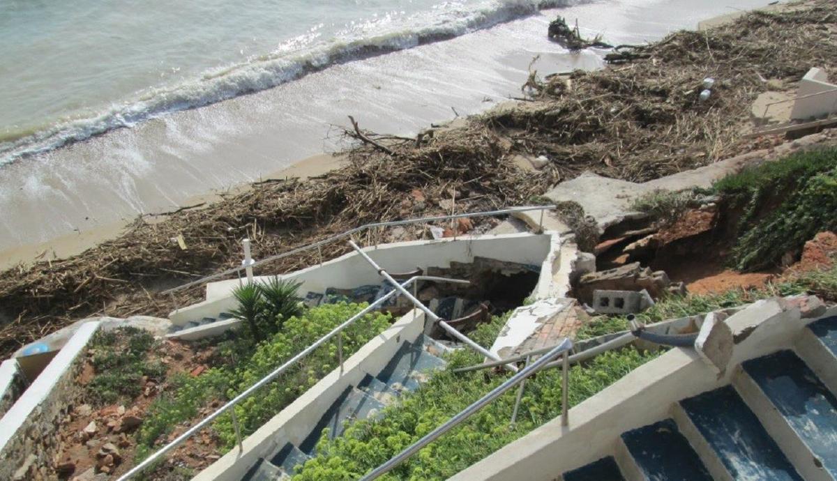 Así quedó la única escalera que daba acceso a la playa tras la DANA de 2019