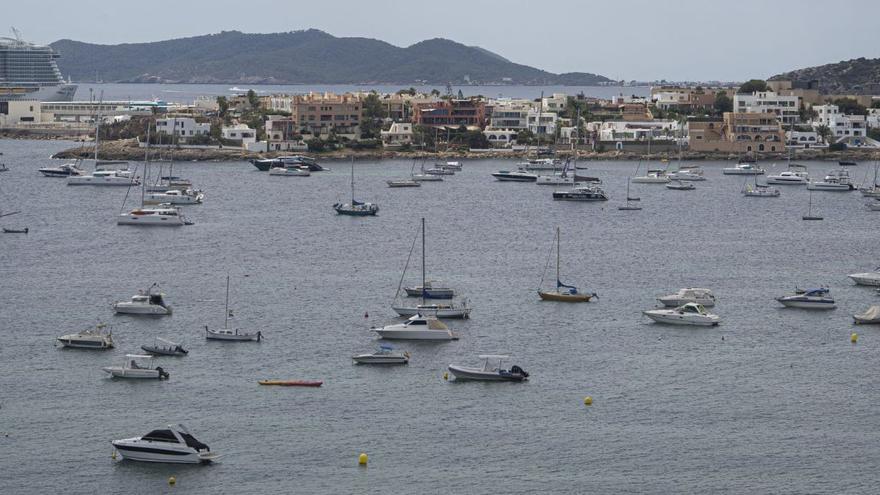 Los fondeos que cada temporada estival se repiten en la bahía de Talamanca.