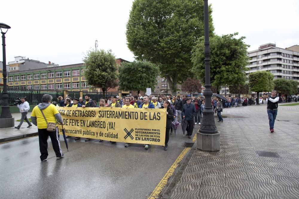 Manifestación contra los retrasos en las obras de soterramiento en Langreo