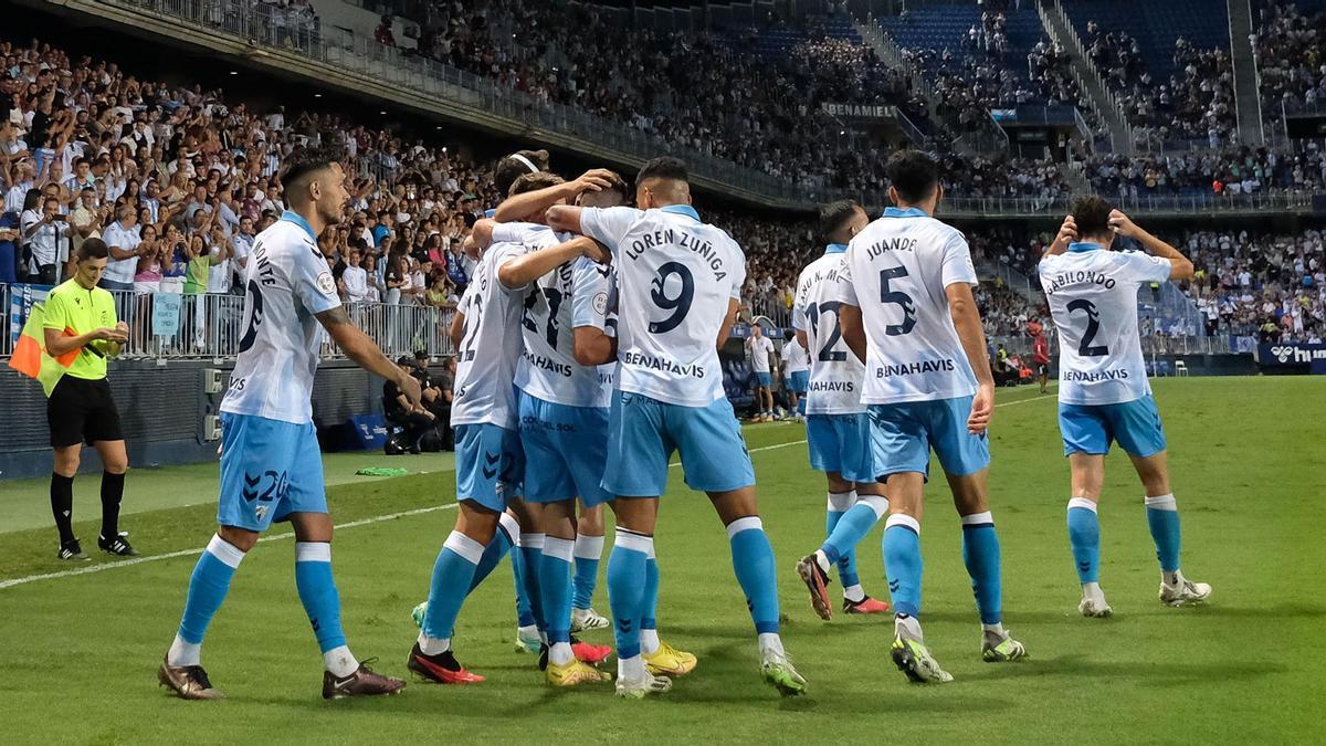Los jugadores del Málaga CF celebran uno de los goles ante el Recreativo Granada.
