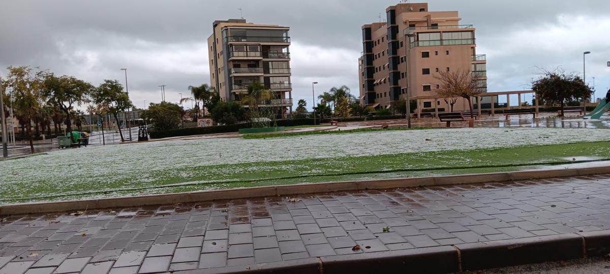 La tormenta ha dejado una alfombra de granizo en Pilar de la Horadada