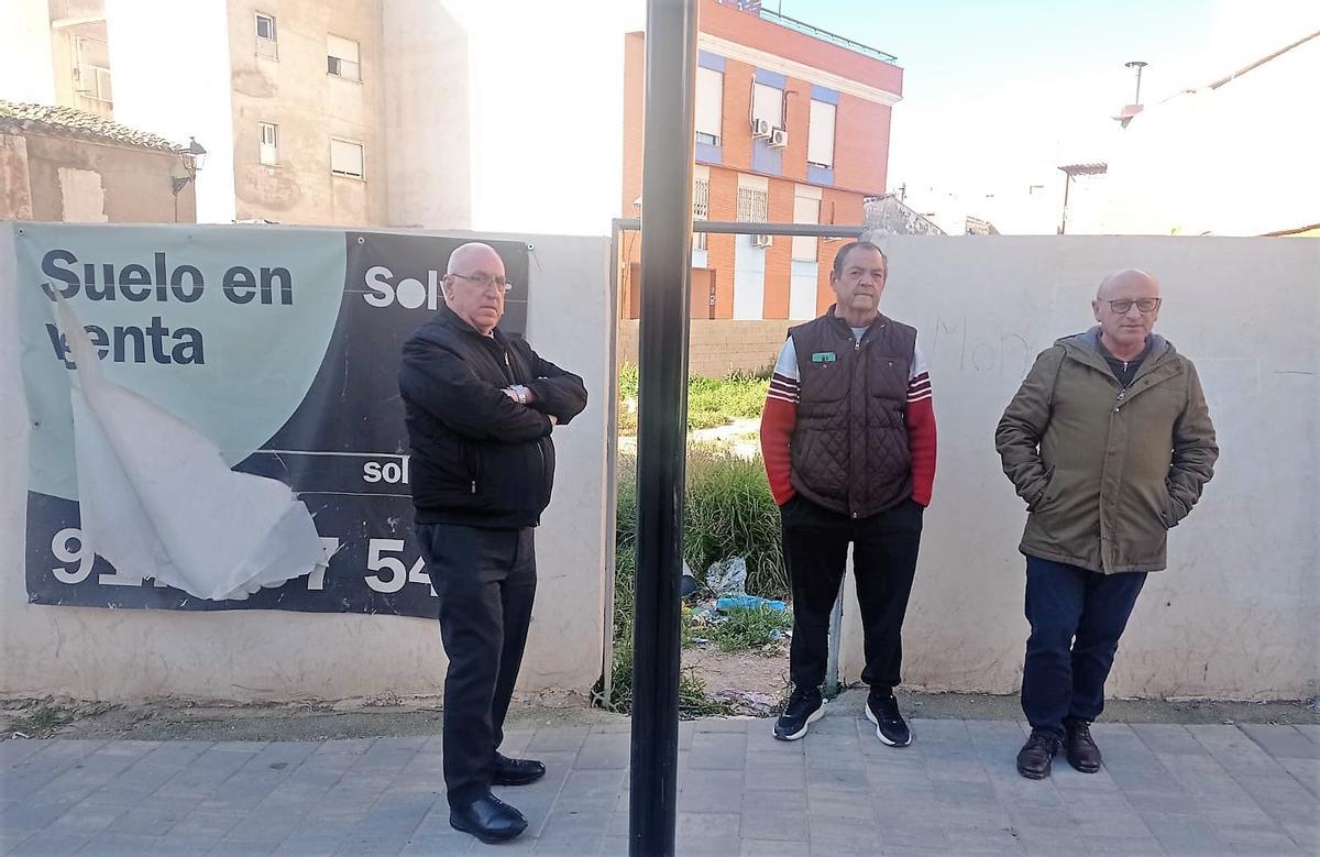 Pedro Sosa (d.) frente al solar en cuestión juntoa varios vecinos de la zona.