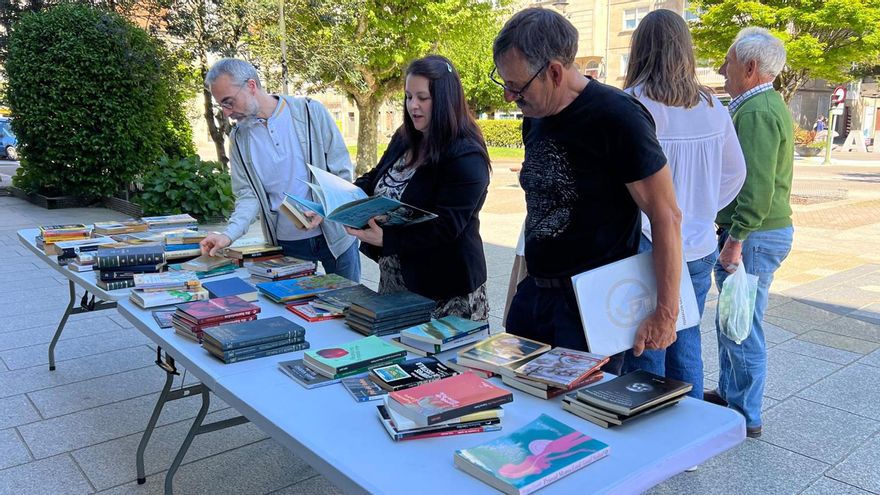 Cangas vuelve a colocar un puesto de libros ante el Concello por las Letras Galegas