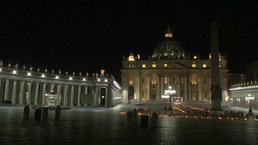 El Papa preside el Vía Crucis en una Plaza Vaticana completamente vacía