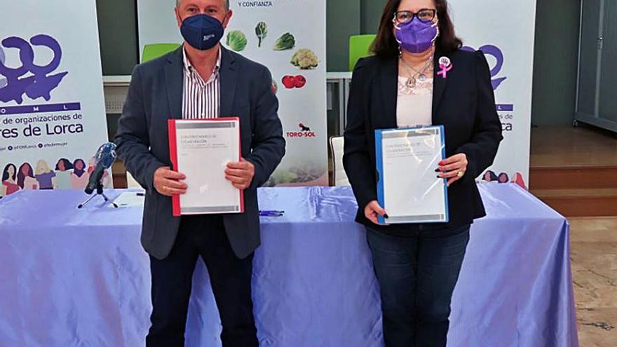 Julián Díaz, presidente de Fundación Alimer, junto a  Pilar Fernández, presidenta de FOML, en la firma del convenio. | FECOAM