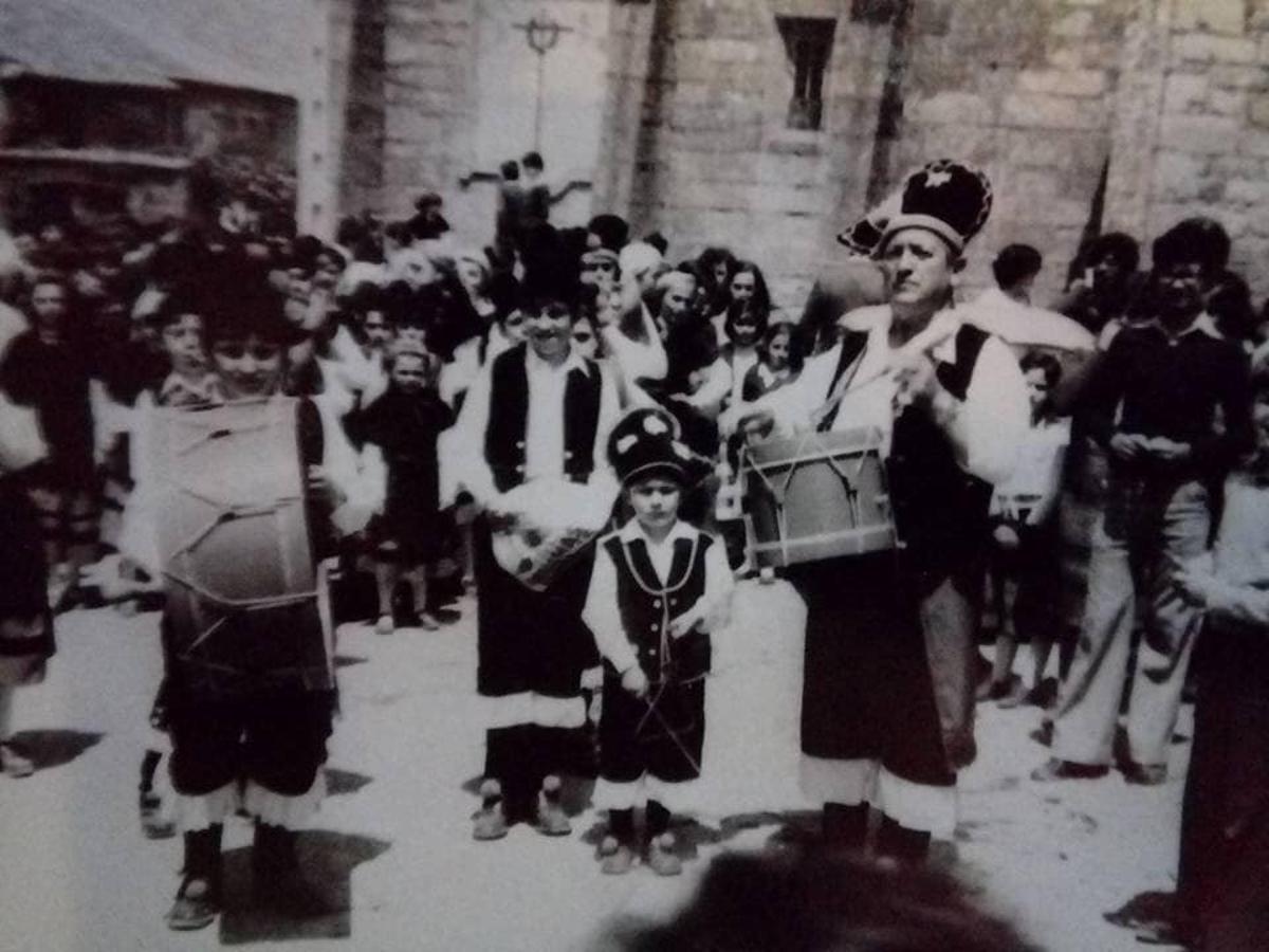 Una imagen antigua del grupo Novos Ventos, con su director Manuel Barros, tocando en el exterior de la iglesia parroquial de Beluso.