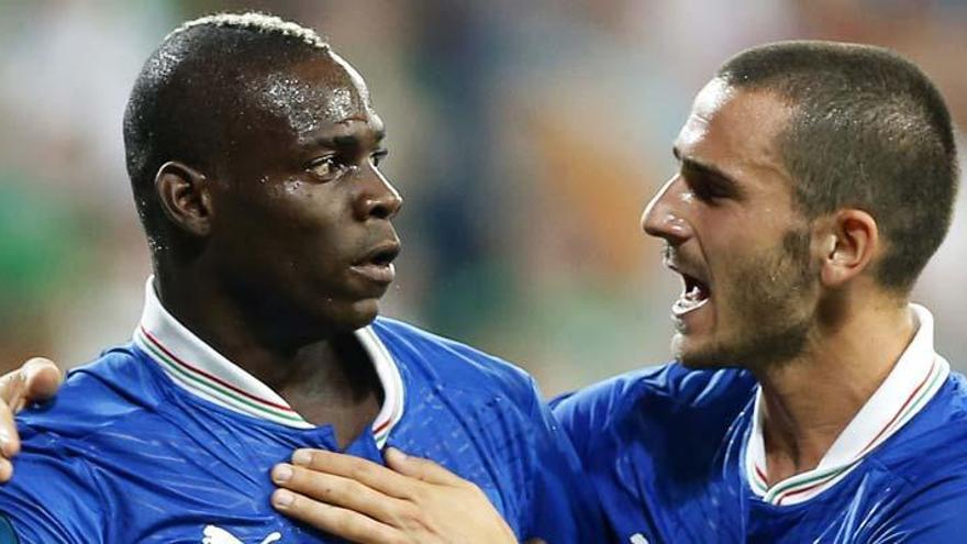 Balotelli, junto con Bonucci.