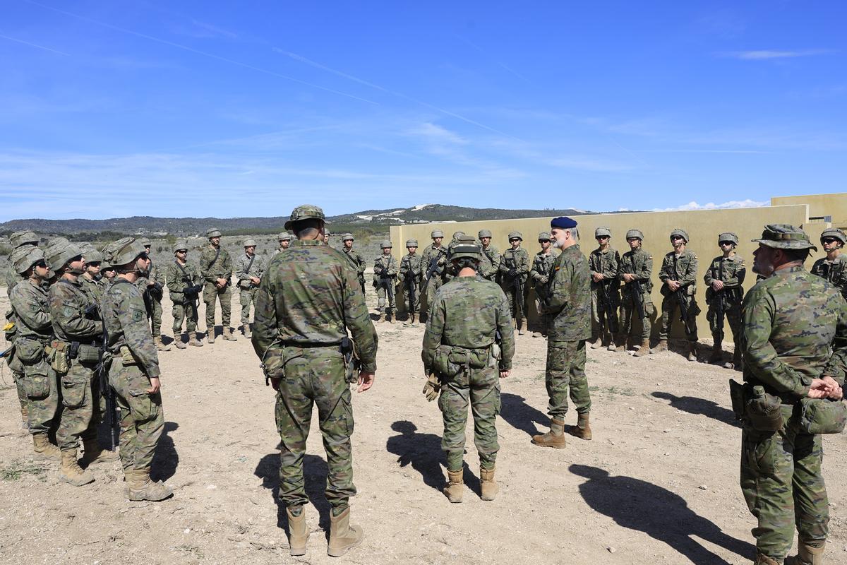 El rey Felipe VI y la infanta Leonor de Boerbón, en las maniobras de los alumnos de la Academia General Militar en el Centro Nacional de Adiestramiento de San Gregorio