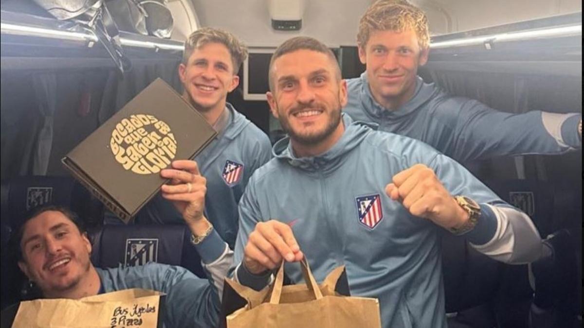 Los jugadores del Atlético con sus bolsas de 'Chalito'