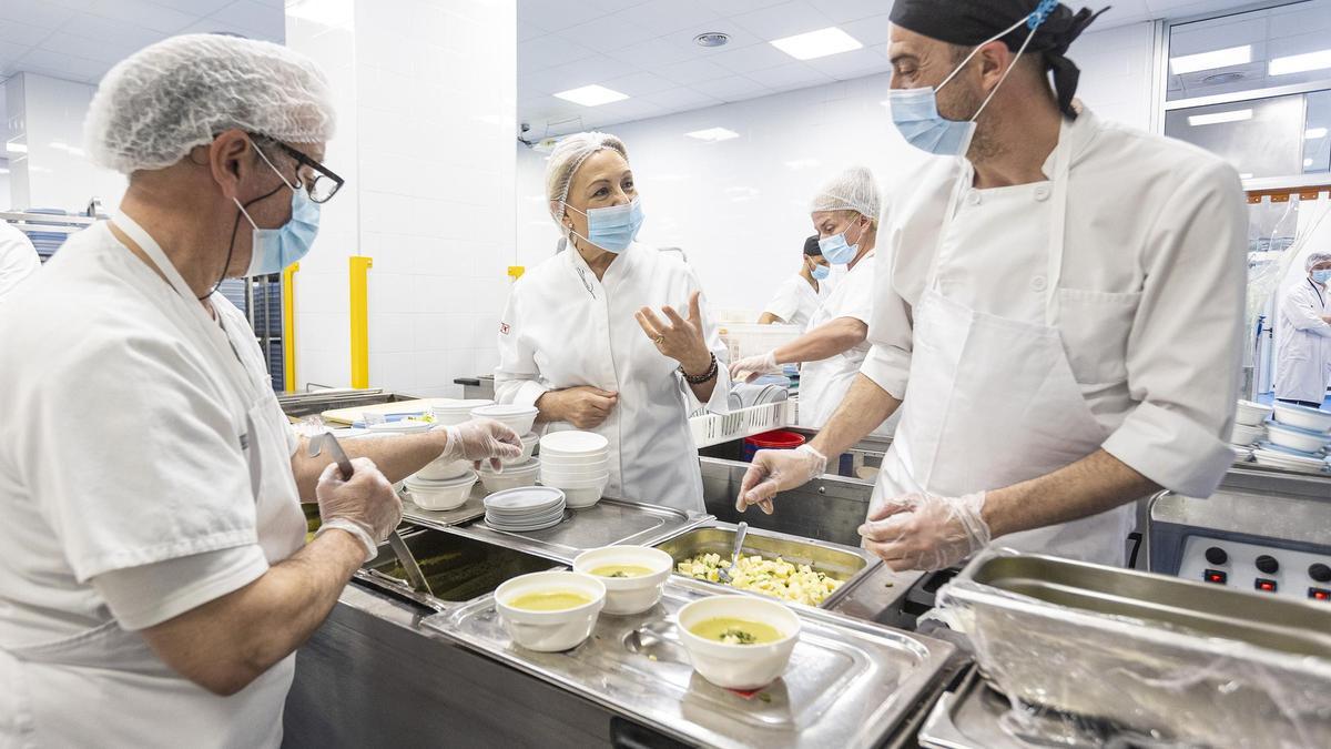 Susi Díaz se mete en las cocinas del Hospital Doctor Balmis de Alicante