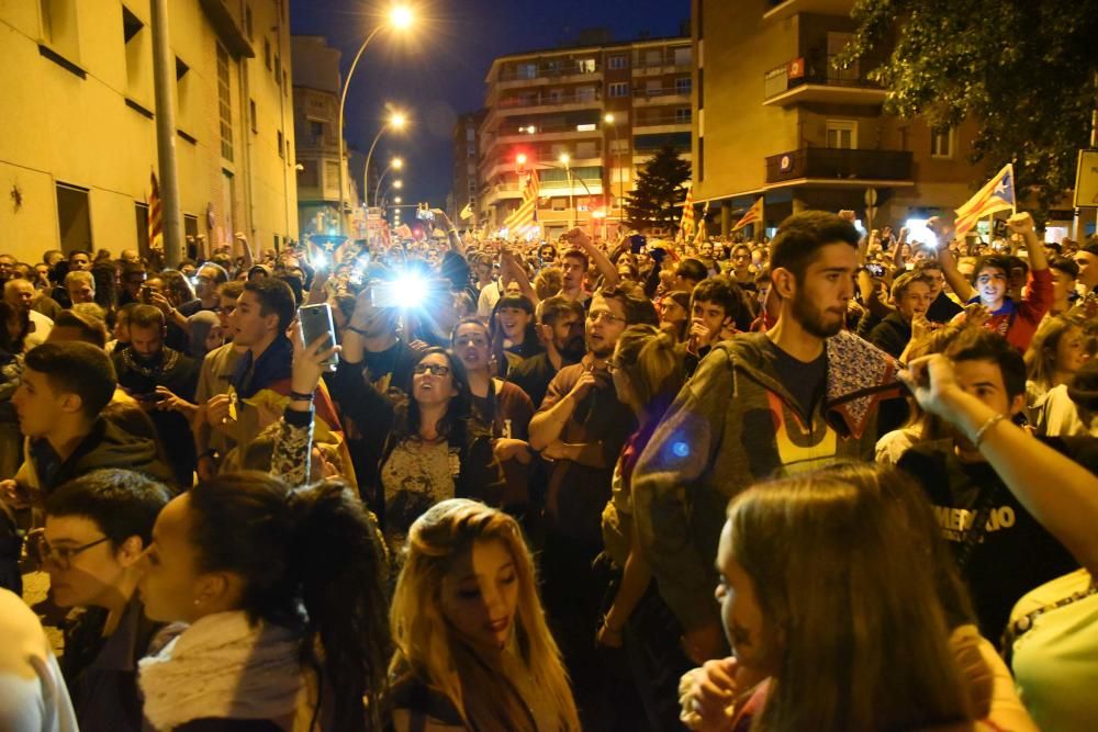 Imatges de la manifestació, ja davant la Guàrdia Civil.