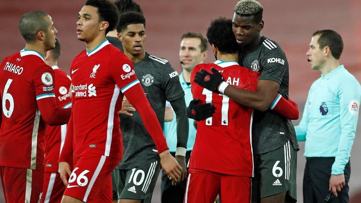 Futbolistas del Liverpool y United se saludan tras el encuentro