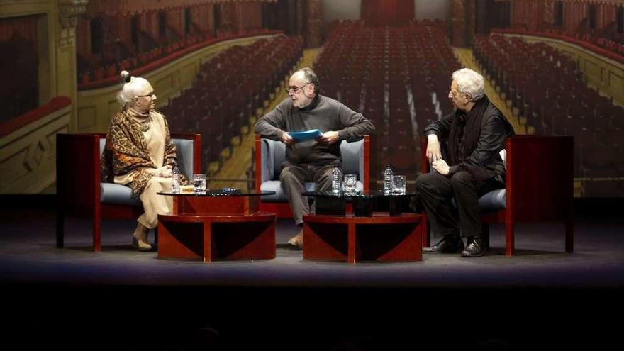 La actriz Lola Herrera, el periodista Alberto Piquero y el director de escena José Carlos Plaza, ayer, en el Palacio Valdés.