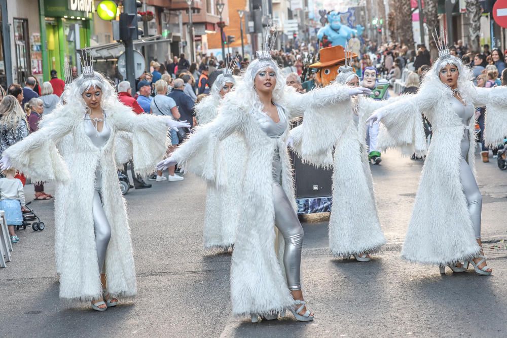 El Desfile Infantil recorrió la calle Ramón Gallud, en el centro de Torrevieja, en uno de los actos más populares de las fiestas patronales en honor a la Purísima