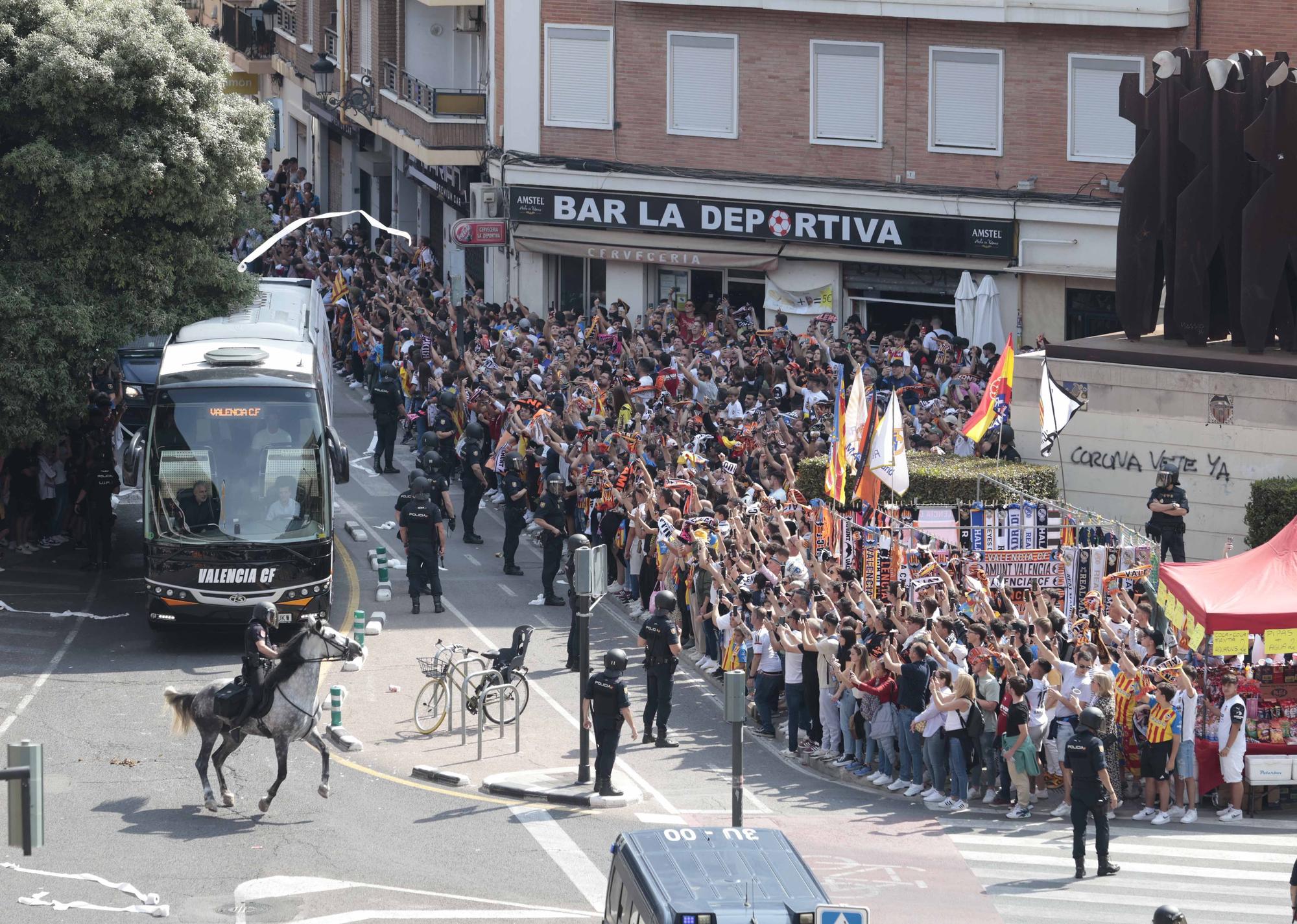 Ambientazo en la llegada de los equipos