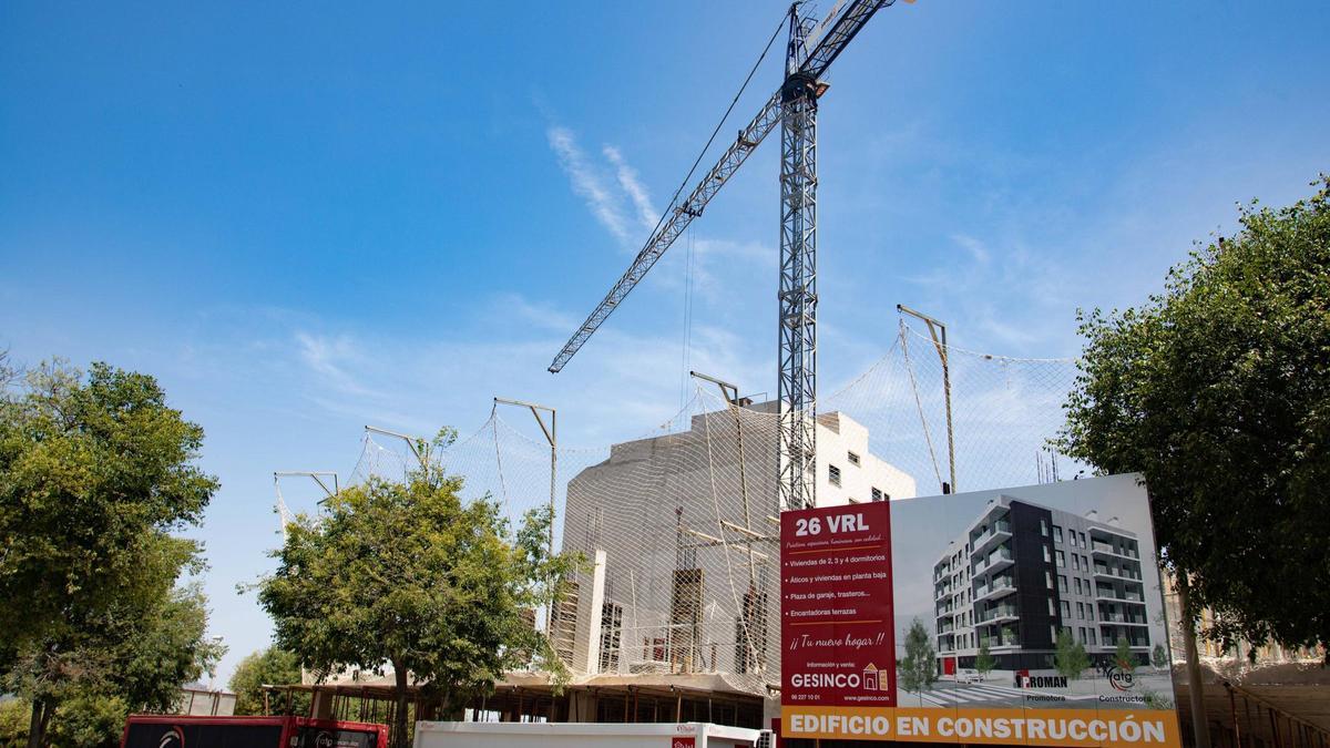 Imagen de hace unos meses de un edificio en construcción en el Palasiet de Xàtiva.