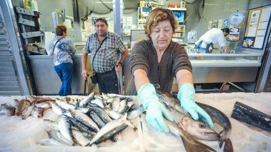 Un puesto con sardina en Vilagarcía, en una imagen reciente. / I.Abella