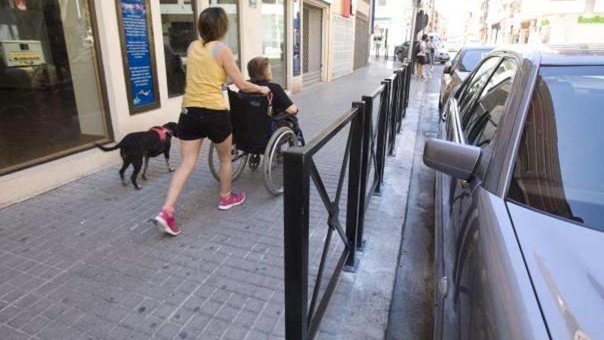 La barrera instalada sin permiso por un negocio en la acera de República Argentina de Xàtiva.