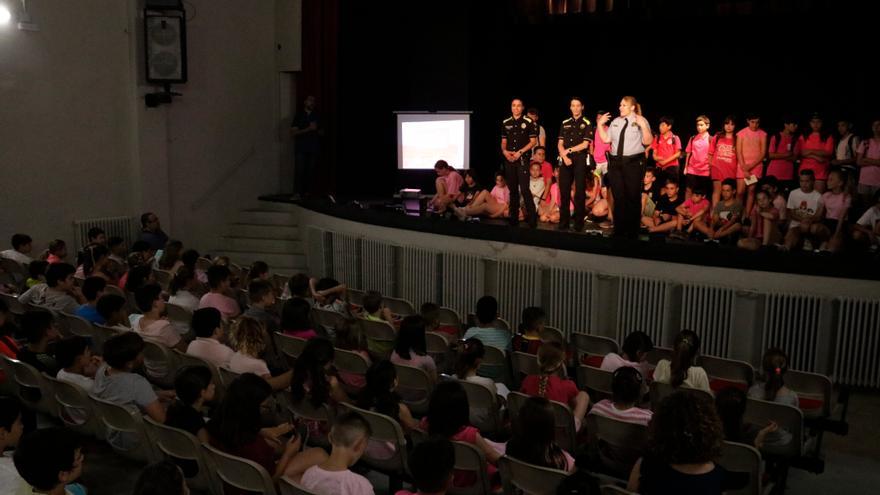 Teatre contra el bullying: Els Mossos recreen situacions amb alumnes a l&#039;escenari per combatre l&#039;assetjament
