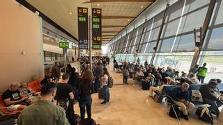 Reanudan los vuelos en Tenerife Norte tras retirada del avión que provocó un aterrizaje de emergencia