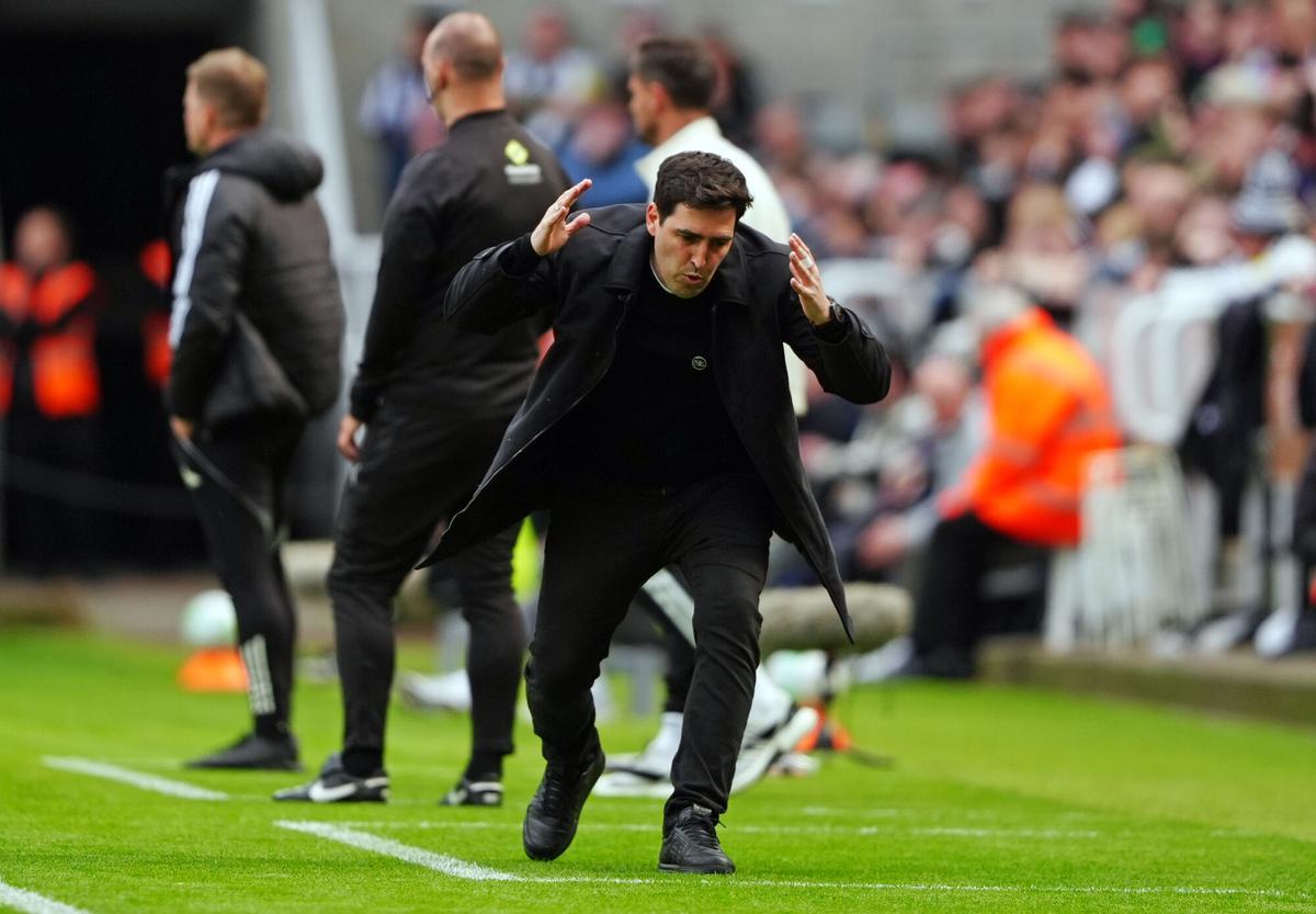 Andoni Iraola, del Bournemouth, gesticula en el partido ante el Newcastle