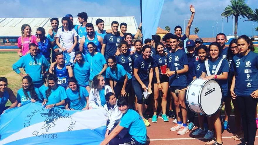 Los componentes del Evecan Sport ULPGC (de azul a la derecha) celebran su tercer puesto en la Liga Canaria.