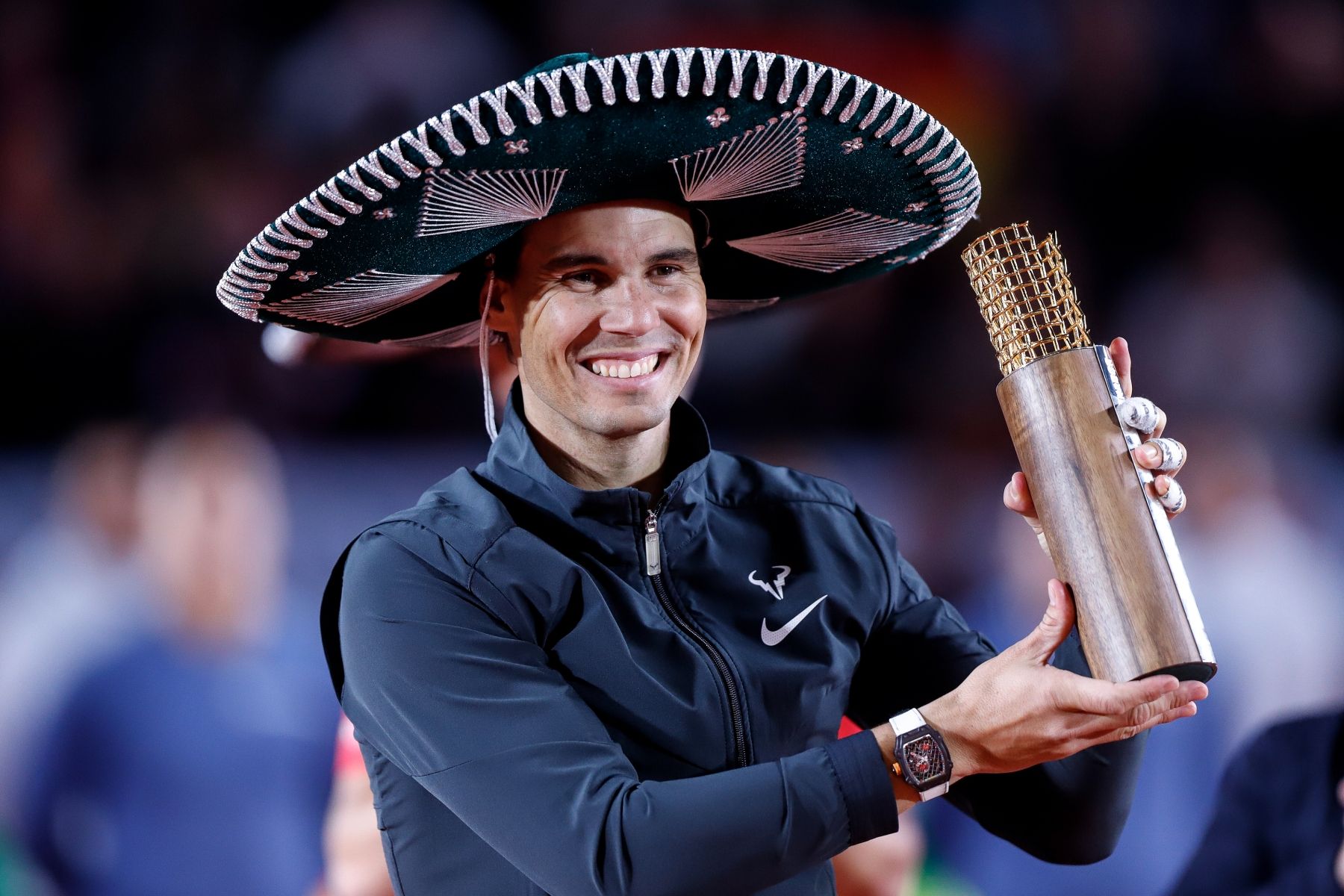 Nadal juega ante más de 30.000 personas en México