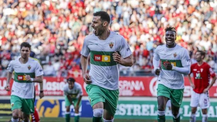 El franjiverde Benja celebra un gol al Murcia en la Nueva Condomina durante la promoción de ascenso de la pasada temporada.