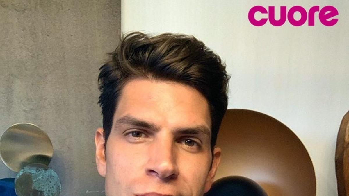 Diego Matamoros con cartel #YoMeQuedoEnCasa